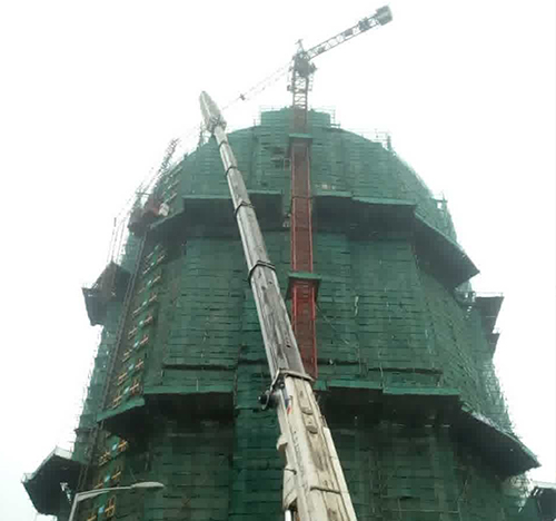 贵池吊车在工地上作业